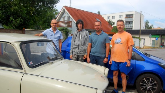 FOTO: Otec a syn sa rozhodli na 52-ročnom Trabante prejsť všetky naše mestá a obce - včera boli vo Vajnoroch