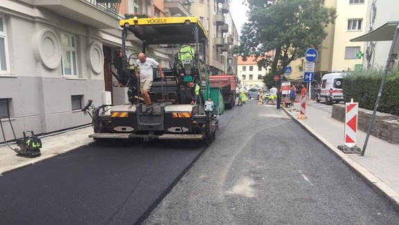 Na Heydukovej dávajú nový alfalt - dnes by mali ulicu dokončiť