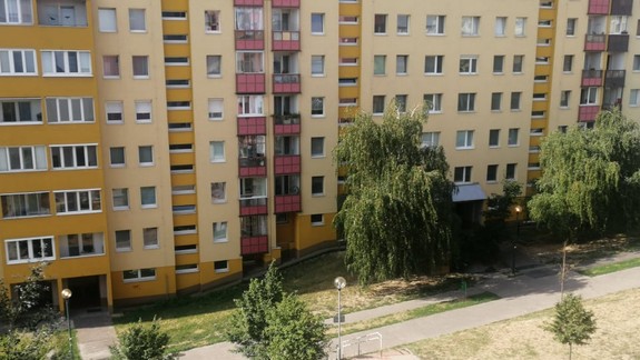 FOTO a VIDEO: Na ulici Hany Meličkovej sa dnes svietilo aj za bieleho dňa - zisťovali sme, prečo...