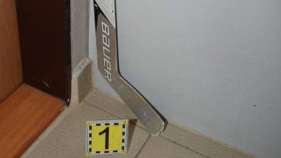 Opitý Ivan rozbíjal v petržalskom paneláku hokejkou kamery v spoločných priestoroch