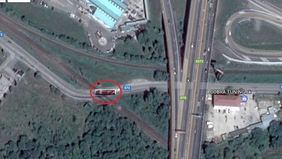 Na železničnom priecestí na Vrakunskej ceste vlak takmer vrazil do autobusu MHD! 