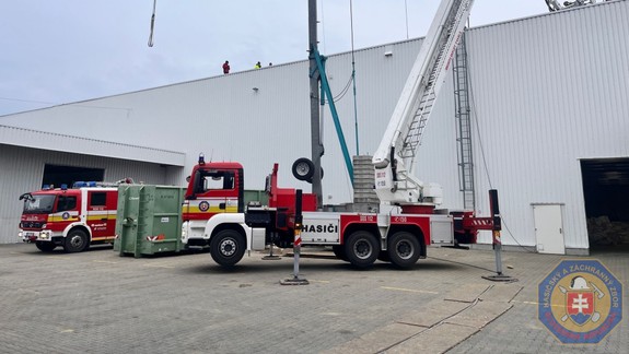 Akcia na streche: Hasiči zasahovali pri pomoci človeku po epileptickom záchvate