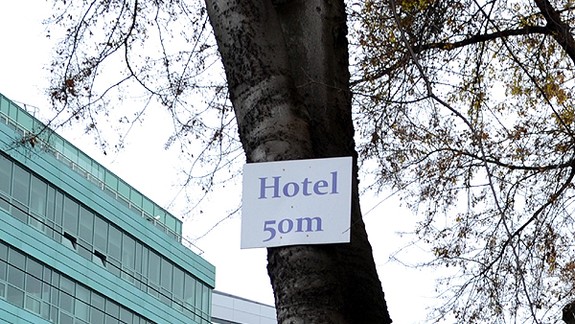 Reklamu pribitú na stromoch odstránili