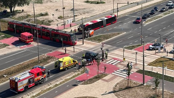 Nehoda: Vodička nedala v Petržalke prednosť električke, autom jej vošla priamo do jazdnej dráhy