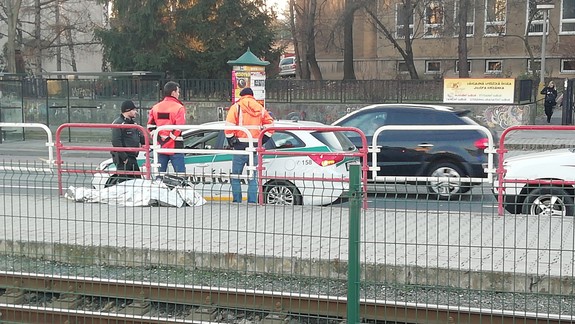 Smutná udalosť na zastávke: Muž skolaboval pri vystupovaní z električky
