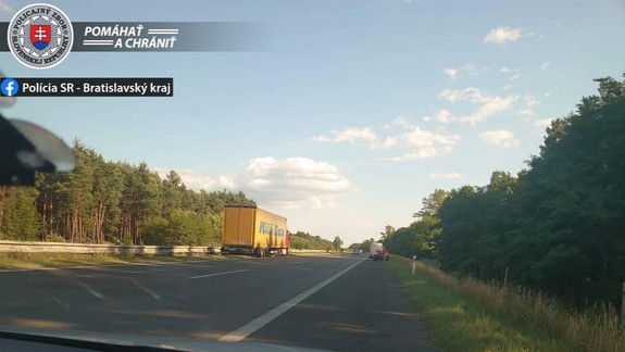 Nehoda na diaľnici D2 si vyžiadala život 55-ročného muža