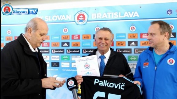 VIDEO: Za vernosť futbalovému Slovanu dostal doživotnú pernamentku 