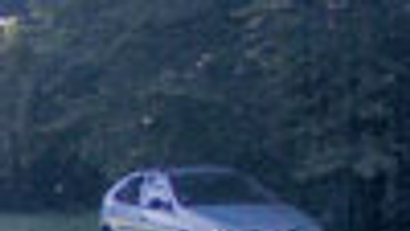 Jazdil v lese a zaparkoval na lúke plnej ľudí