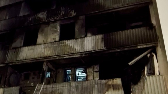 Nočný požiar v Ružinove vyhnal do zimy dve desiatky rodín, viacero bytov zostalo neobývateľných