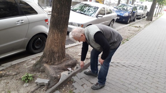 FOTO: Ľudia z Gajovej majú obavy - na tomto chodníku im hrozí úraz!