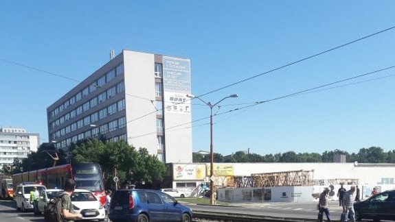 FOTO: Kuriózna situácia pri Mladej garde - auto bez šoféra zablokovalo premávku električiek!