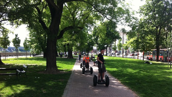 Segway jazdí aj po parku, hoci nesmie