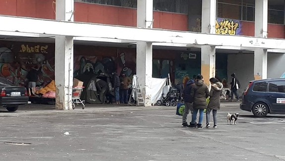 Pri Pentagone opäť vyrastá stanový tábor, obyvatelia bytovky sú zúfalí