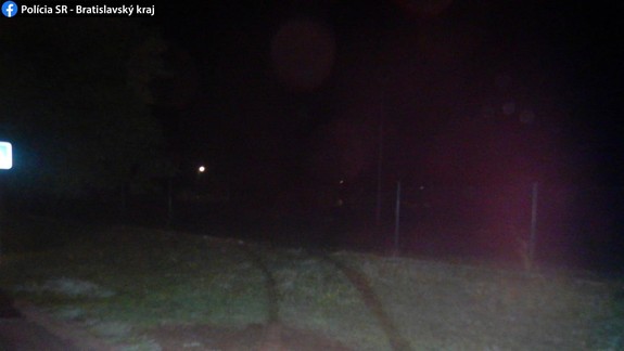 Vodič pod vplyvom alkoholu v Čataji prerazil plot a skončil až na futbalovom ihrisku