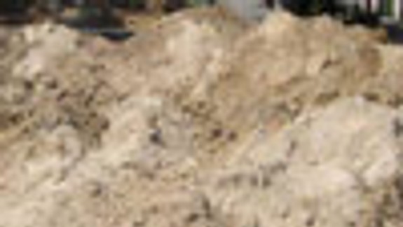 Neoprávnene navozil 3000 ton zeminy a odpadu