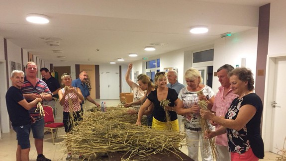 FOTO: Vo Vajnoroch začínajú pliesť dožinkový veniec – pomôcť im môžete aj vy!