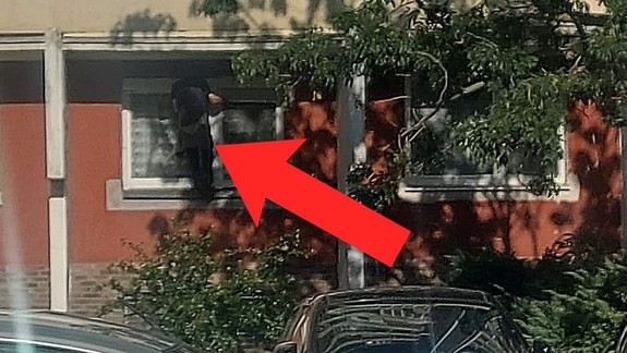 Dnu vošiel cez okno: Policajti zadržali vlamača priamo v jednom z petržalských bytov