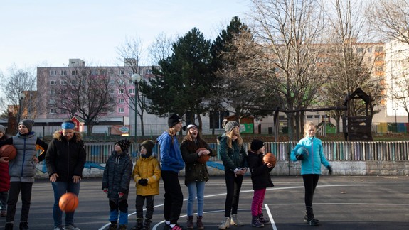 Basketbalové ihrisko na Žehrianskej má nový povrch
