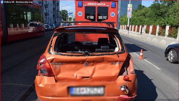 Nedodržal bezpečnú vzdialenosť? Pri zrážke auta a autobusu MHD bola posádka auta ľahko zranená
