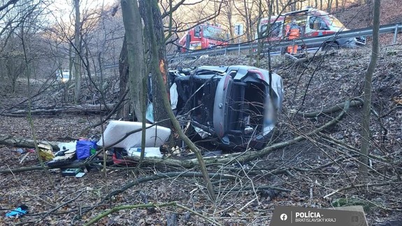 Tragická nehoda na ceste z Pezinskej Baby: Vodič narazil do stromu
