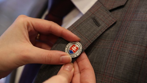 FOTO: Predseda NR SR Andrej Danko daroval poslancom takéto odznaky - budú ich nosiť?