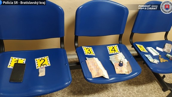 Policajti skontrolovali podozrivú dvojicu na prechádzke - u muža našli neznámu látku a u ženy striekačku