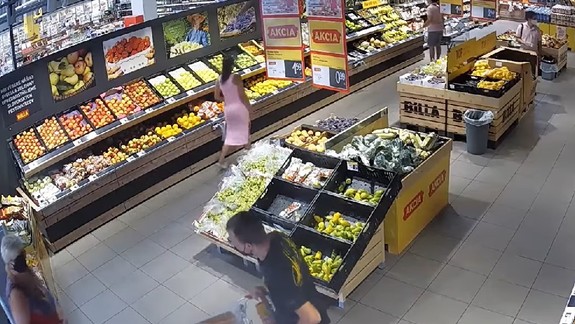 VIDEO: Muž a žena si naložili do vozíka tovar za 300 eur a odišli s ním cez vchod bez zaplatenia!
