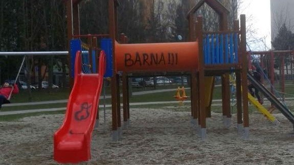FOTO Rozhorčení Dúbravčania: Detské ihrisko pár dní po vynovení posprejovali vandali