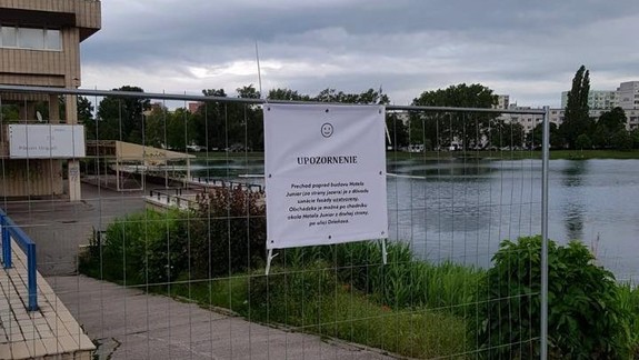 Chodník hotela Junior je úplne oplotený: Neprejdete ním