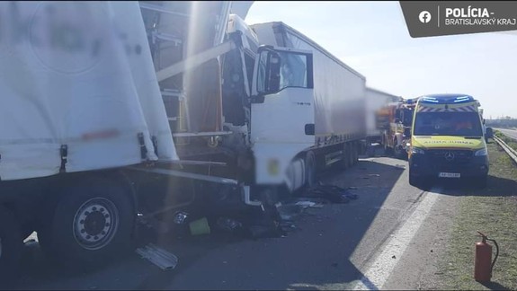 Nehoda troch kamiónov: Diaľnicu D2 v smere na Lozorno uzavreli