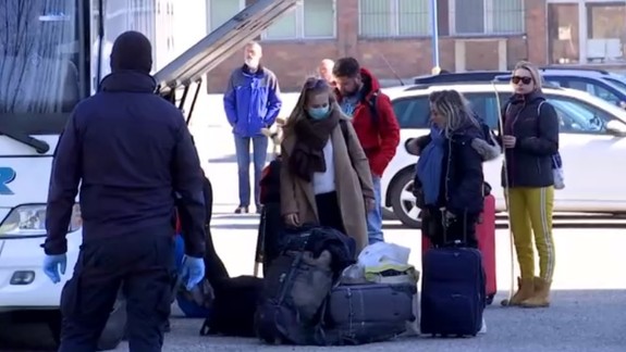 Radí právnik: Musia ísť navrátilci zo zahraničia do karantény v štátnom zariadení?