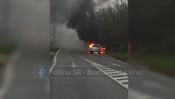 Rušné ráno: Na Harmincovej striekalo vodovodné potrubie,  na Lamačskej horelo auto