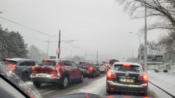 V Bratislave nasnežilo, polícia vyzýva na opatrnosť