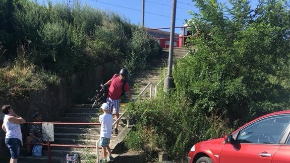 FOTO: Na železničnej zastávke Bratislava – Vinohrady vyriešili problém s rozbitými schodmi radikálne!