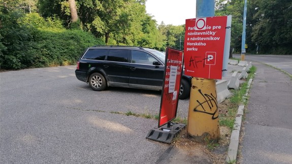 Veľké sklamanie! Na parkovisku pri Horskom parku, ktoré mesto upravilo pre Bratislavčanov, svieti nápis: Súkromný pozemok, neparkovať!