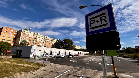 Rezidenti zóny PAAS nechápu: My za parkovanie platíme, a návštevník ho má zadarmo?!