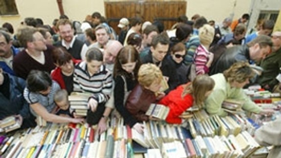 Na burze kníh ľudia hľadajú beletriu aj detskú literatúru