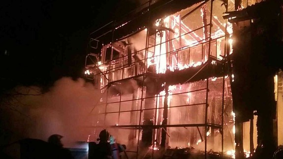 FOTO: Požiar v Karlovej Vsi, oheň pohltil rodinný dom