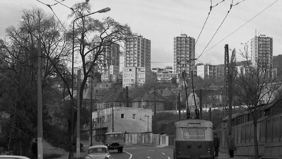 PREMENY BRATISLAVY Spoznávate túto ulicu s vežiakmi v pozadí? Prvé nám postavili východniari