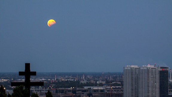 FOTO:  Zatmenie Mesiaca v Bratislave prinieslo naozaj krásny pohľad