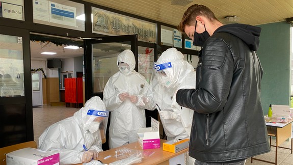 V 45 okresoch sa začalo druhé kolo testovania na ochorenie COVID-19