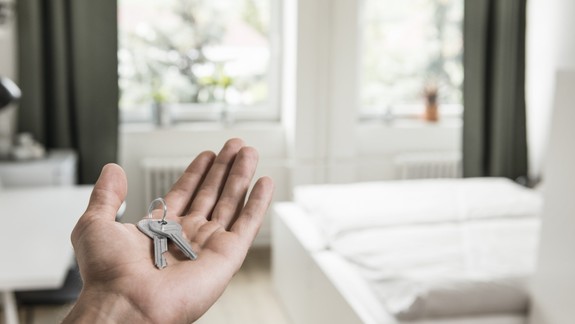 VIDEO a FOTO: Vďaka projektu Housing Cverna  dostali šancu na lepší život štyria ľudia bez domova