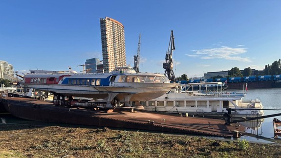 V prístave sa začal potápať pontón s legendárnou loďou Raketa