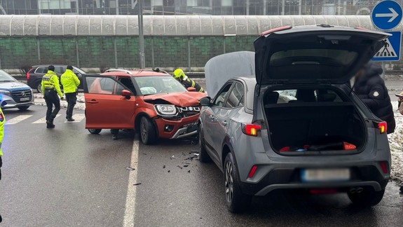 Vodička s dieťaťom na palube prešla pri Einsteinovej do protismeru, čelne sa zrazila s iným autom