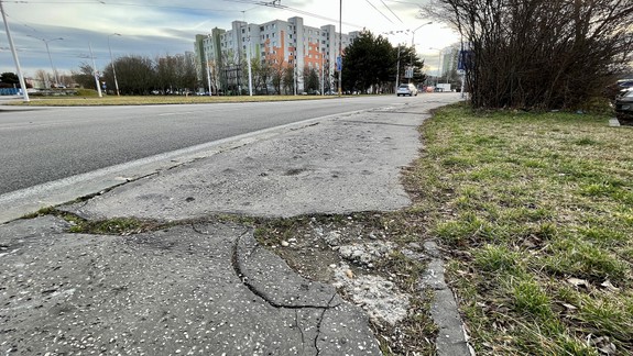 Vrakunčanka: Rozbitý chodník nám mesto opravilo len spolovice, čo ten zvyšok?
