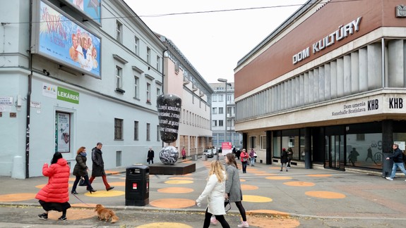 Živé námestie sa rozšírilo až na Treskoňovu, obyvatelia Zochovej však prišli o parkovacie miesta