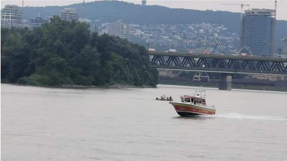 Zatiaľ neznámy človek mal skočiť do Dunaja, hľadajú ho policajti i hasiči