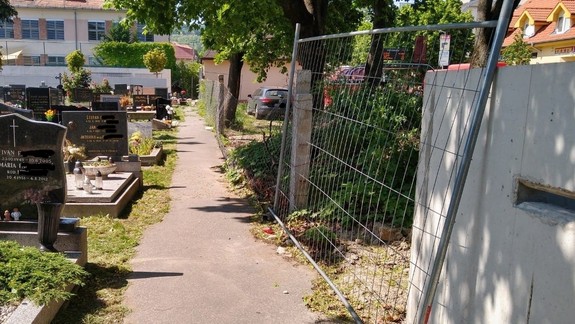 Toto by predpokladal málokto: Z opravy jednoduchého plota v Rači je nekonečná stavba