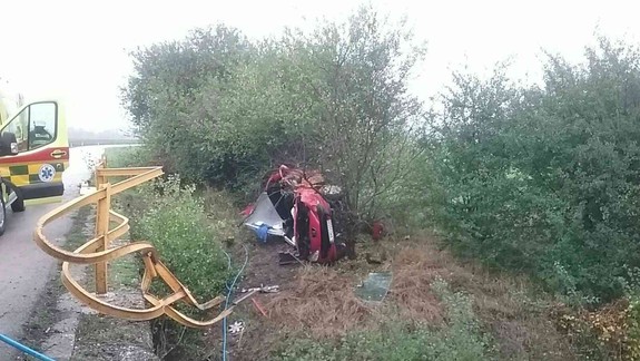 FOTO: Pri tragickej nehode v Leviciach vyhasol ľudský život - osobu z auta sa nepodarilo zachrániť!