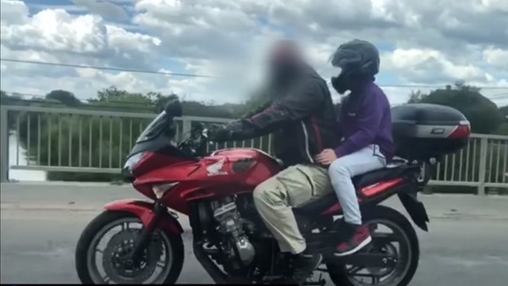 VIDEO: Po Gagarinovej ulici sa viezol motorkár bez prilby - výhovorka ho pred pokutou nezachránila...